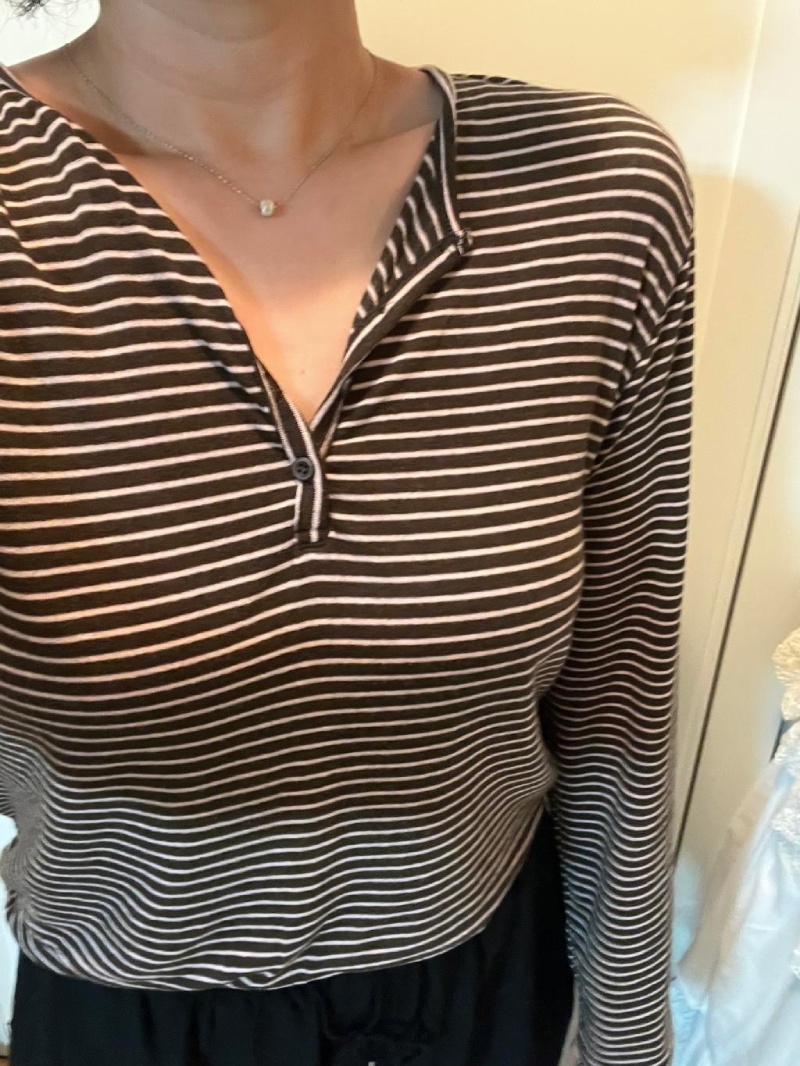 헨리 칼라, 버튼 칼라가 달린 긴팔 스트라이프 티셔츠