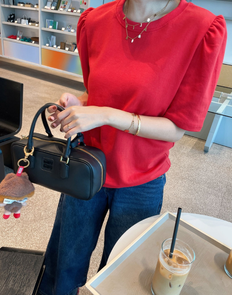 봄과 여름에 어울리는 젊은 감각의 퍼프 소매 티셔츠, 다채로운 코디